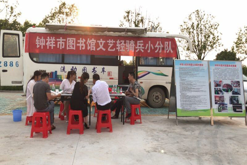 流动图书车下乡800.jpg
