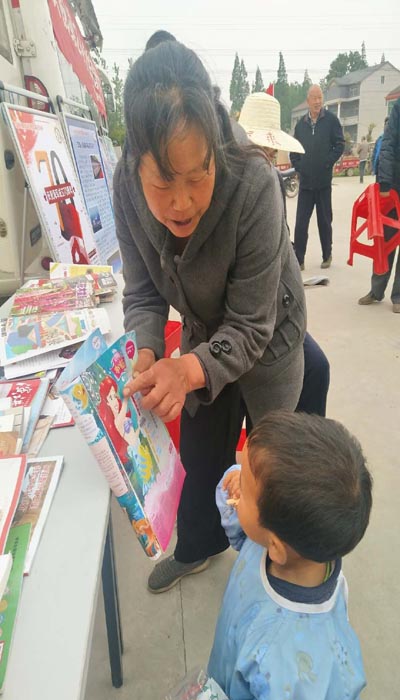 愉快的亲子阅读,一位奶奶正在给孙子讲故事,小朋友听的津津有味400.jpg 愉快的亲子阅读,一位奶奶正在给孙子讲故事,小朋友听的津津有味400.jpg