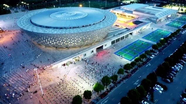 体育馆夜晚市民健身照片.jpg