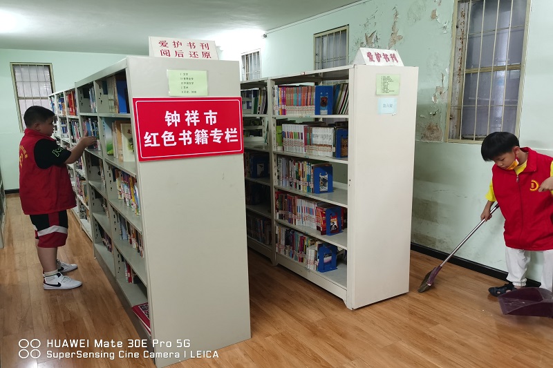 小小图书管理员进行上架整理.jpg